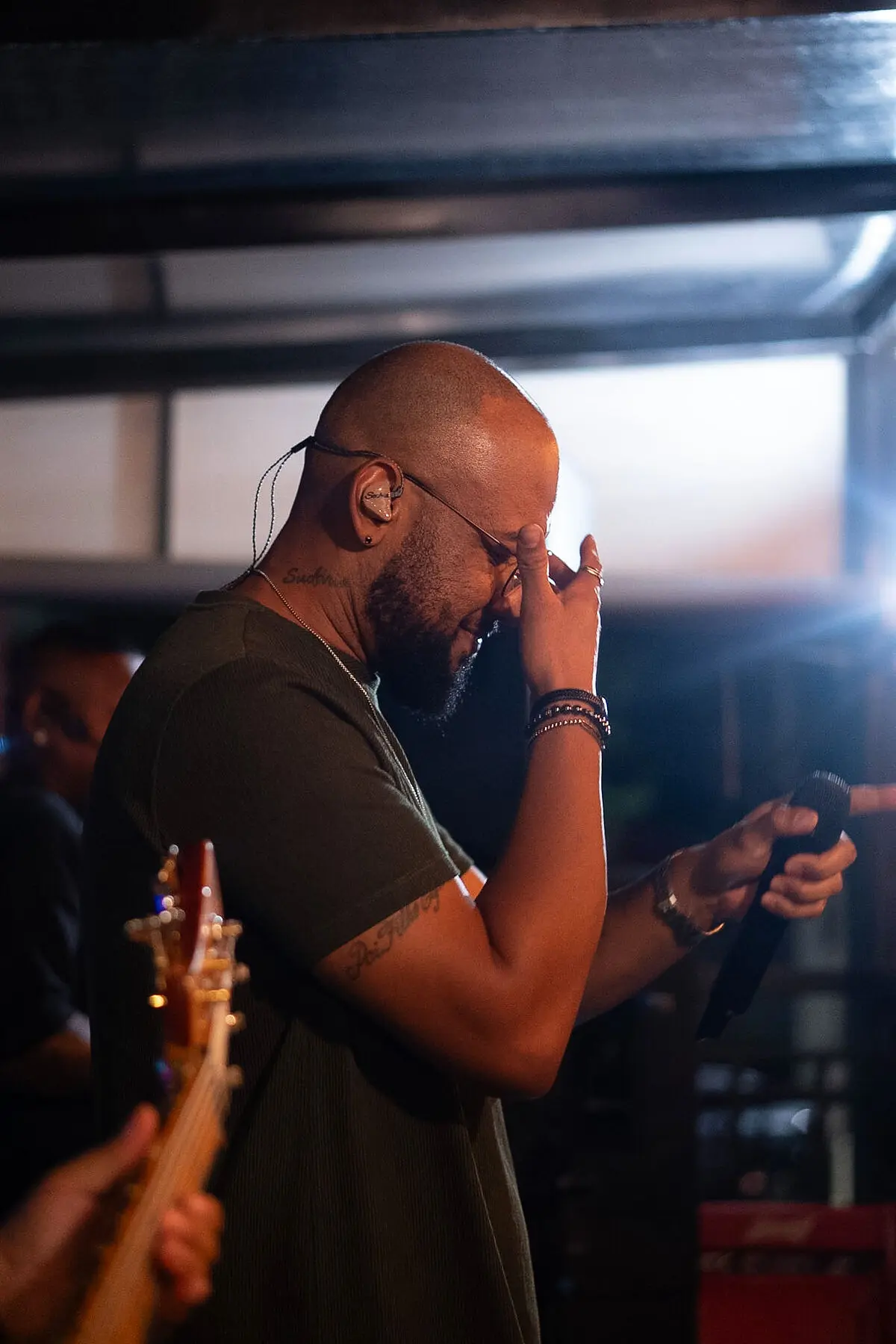 Cantor se emociona durante show ao vivo no Josepio