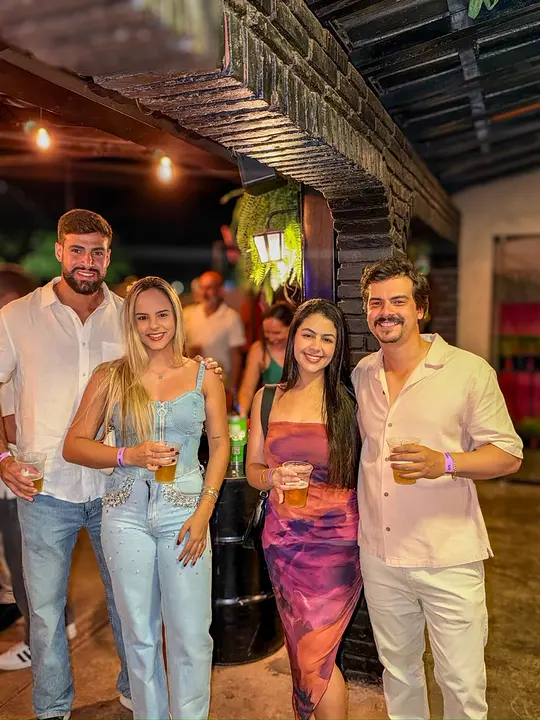 Clientes curtindo a noite no Josepio Lounge Bar