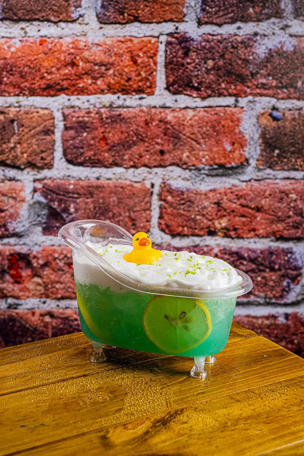 Drink azul servido numa mini banheira com patinho de borracha