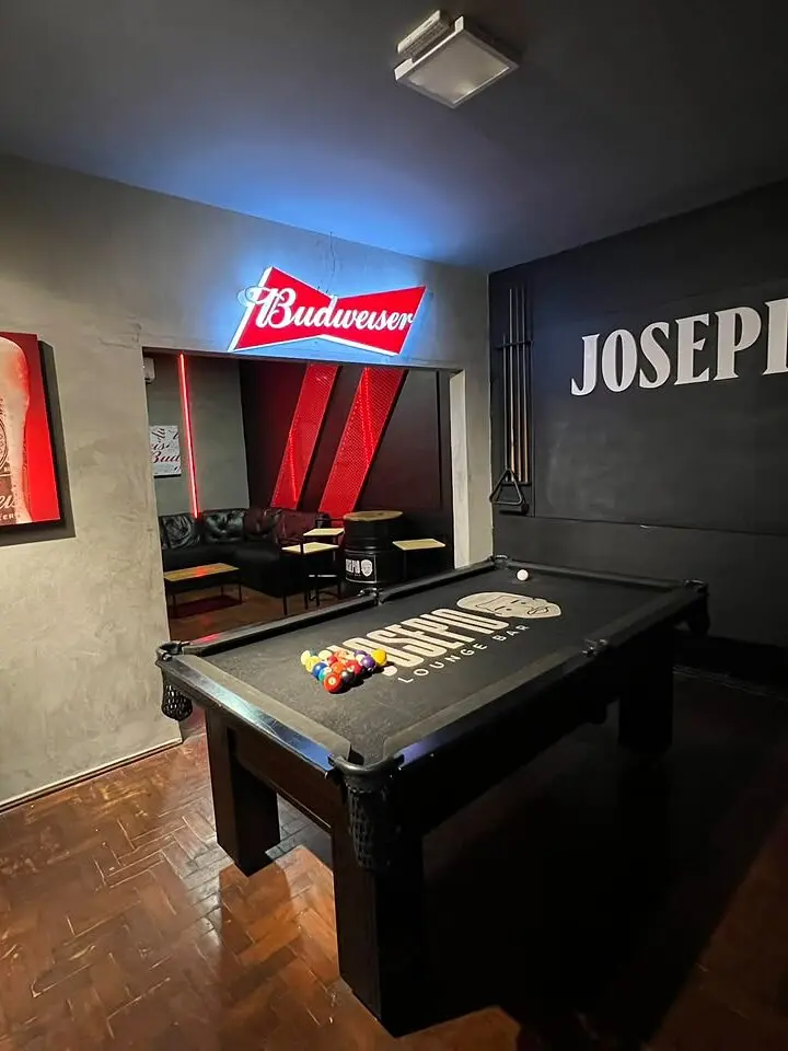 Sala VIP do Josepio com sinuca e lounge reservado